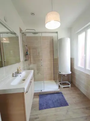 Salle de bains dans l'établissement Les Nuits Bonneuilloises Le Percheron