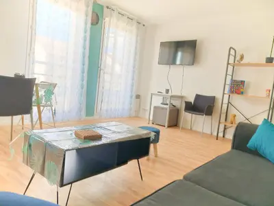 Télévision ou salle de divertissement dans l'établissement CHARMANT APPARTEMENT SUR SOTTEVILLES LES ROUEN