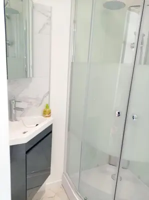 Salle de bains dans l'établissement Irziana - Au jardin d'Henriville