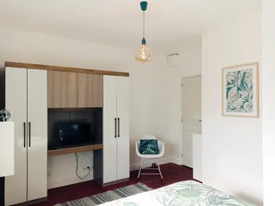 Télévision ou salle de divertissement dans l'établissement Irziana - Au jardin d'Henriville