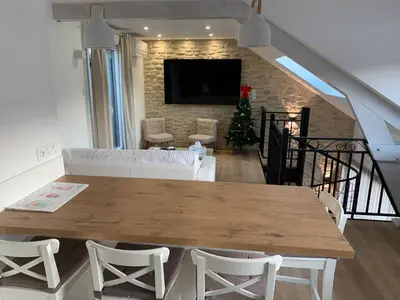 Télévision ou salle de divertissement dans l'établissement Duplex vieux marché quartier historique wifi/parking