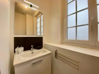 Salle de bains dans l'établissement Henry II - petit appartement lumineux - 013