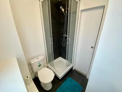 Salle de bains dans l'établissement Henry II - petit appartement lumineux - 013