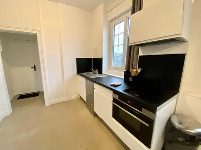 Cuisine ou kitchenette dans l'établissement Henry II - petit appartement lumineux - 013