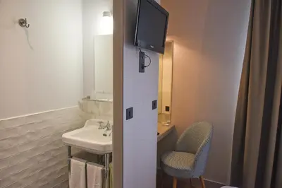 Télévision ou salle de divertissement dans l'établissement Auberge la Renaissance