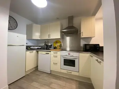Cuisine ou kitchenette dans l'établissement L'Abri-gîte - Appartement moderne idéalement situé en centre ville BY HOLIDIEPPE