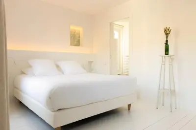Un ou plusieurs lits dans un hébergement de l'établissement Ô PLUM'ART Chambres de caractère