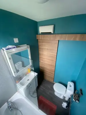 Salle de bains dans l'établissement Chambre privée les Clottins dans maison