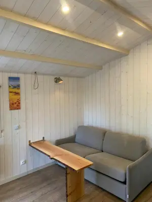 Coin salon dans l'établissement Chalet cosy bord de Seine 30min paris