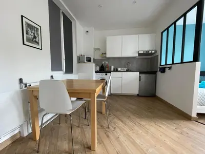 Cuisine ou kitchenette dans l'établissement L'avalasse - Petit appartement centre de Rouen - 121