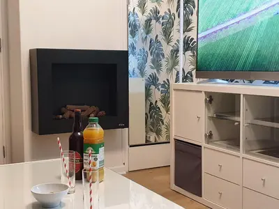 Télévision ou salle de divertissement dans l'établissement Maison confortable, terrasse et jardin à Amiens
