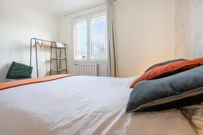 Un ou plusieurs lits dans un hébergement de l'établissement Maison confortable, terrasse et jardin à Amiens