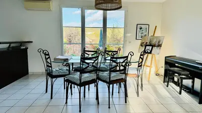 Coin salon dans l'établissement La Mandragora - Maison avec jardin et poêle à bois