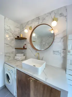 Salle de bains dans l'établissement La Maison des Vacances, à deux pas de la mer.