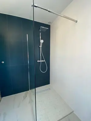 Salle de bains dans l'établissement La Villa Perchée, Appartements Élégants, sauna Privé, sport, terrasses et Vue Panoramique, Parking protégé, proche PARIS