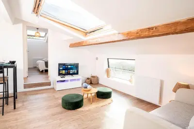 Télévision ou salle de divertissement dans l'établissement L'Air du Sud - appartement chaleureux Le Tréport