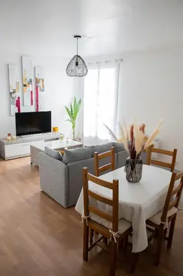 Télévision ou salle de divertissement dans l'établissement Lorraine