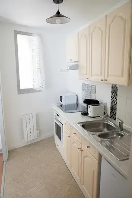 Cuisine ou kitchenette dans l'établissement Lorraine