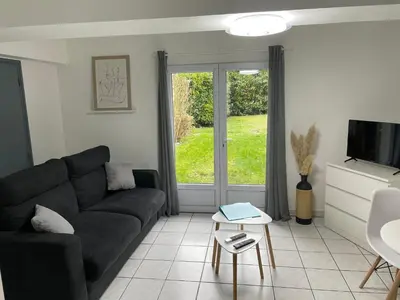 Coin salon dans l'établissement Le First Auversois charmant studio avec jardinet