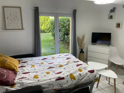 Télévision ou salle de divertissement dans l'établissement Le First Auversois charmant studio avec jardinet
