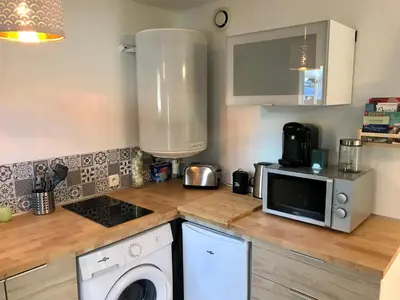 Cuisine ou kitchenette dans l'établissement Le First Auversois charmant studio avec jardinet