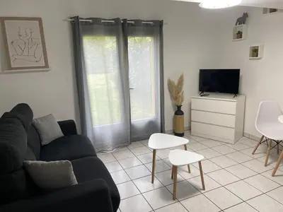 Télévision ou salle de divertissement dans l'établissement Le First Auversois charmant studio avec jardinet