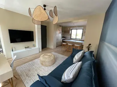 Télévision ou salle de divertissement dans l'établissement Appartement Les Jardins de Jules Verne - Côté Mer