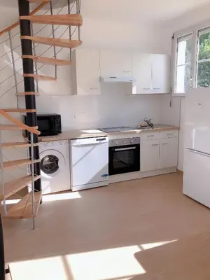 Cuisine ou kitchenette dans l'établissement petite maison avec jardin dans banlieue de Paris