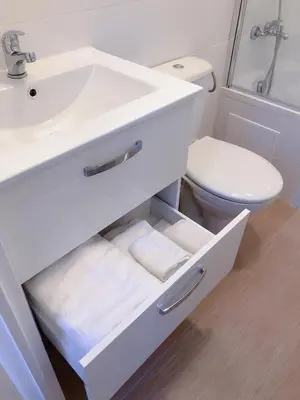 Salle de bains dans l'établissement petite maison avec jardin dans banlieue de Paris