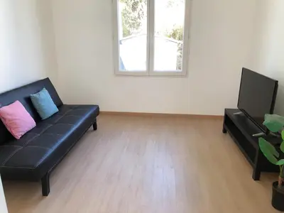 Coin salon dans l'établissement petite maison avec jardin dans banlieue de Paris