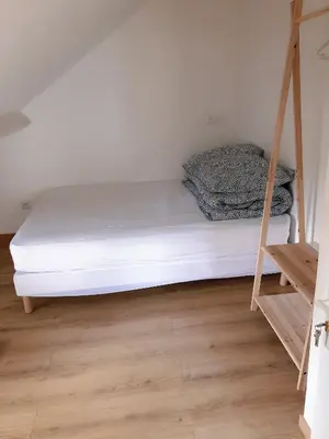 Un ou plusieurs lits dans un hébergement de l'établissement petite maison avec jardin dans banlieue de Paris