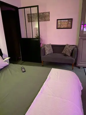 Un ou plusieurs lits dans un hébergement de l'établissement Suite privée avec accès jardin en coeur de village