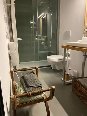 Salle de bains dans l'établissement Suite privée avec accès jardin en coeur de village