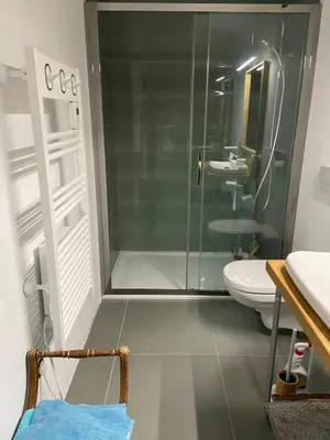 Salle de bains dans l'établissement Suite privée avec accès jardin en coeur de village