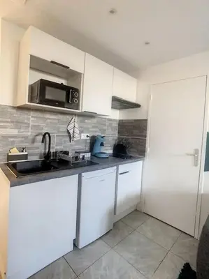 Cuisine ou kitchenette dans l'établissement SUPERBE STUDIO HYPER CENTRE TOUT ÉQUIPÉ WIFI NETFLIX 2PERS
