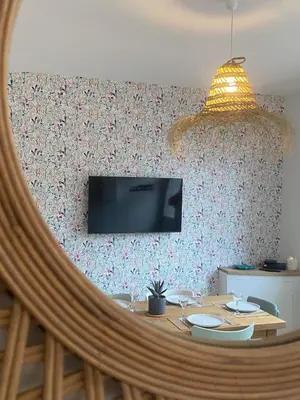 Télévision ou salle de divertissement dans l'établissement Gaston