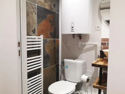 Salle de bains dans l'établissement STUDIO HYPER CENTRE SAFARI TOUT ÉQUIPÉ WIFI NETFLIX 2PERS