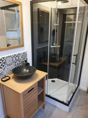Salle de bains dans l'établissement Charmant. Gite de Moiscourt