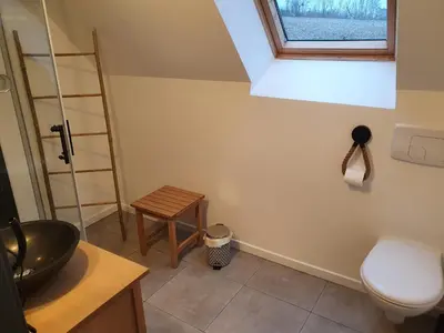 Salle de bains dans l'établissement Charmant. Gite de Moiscourt