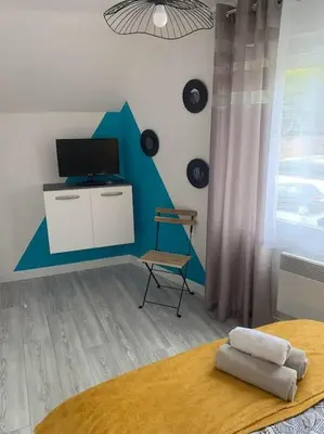 Télévision ou salle de divertissement dans l'établissement la parisienne ( 4 km de rouen )