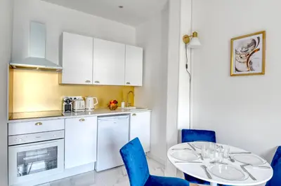 Cuisine ou kitchenette dans l'établissement Glamour Chic en hyper centre - Wifi - Sauna pour 2 - MyLittleStay