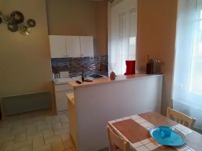 Cuisine ou kitchenette dans l'établissement Charmant studio centre bourg