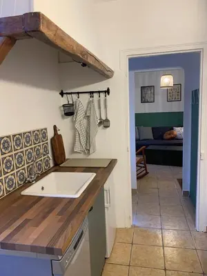 Cuisine ou kitchenette dans l'établissement Maison de ville au bord de la rivière !