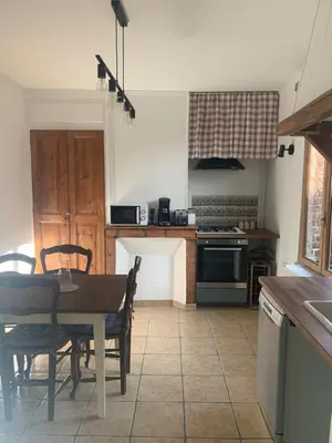 Cuisine ou kitchenette dans l'établissement Maison de ville au bord de la rivière !