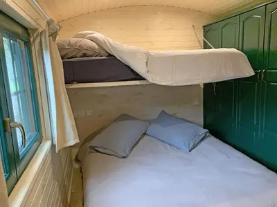 Un ou plusieurs lits dans un hébergement de l'établissement La Roulotte du Moulin de Rebets