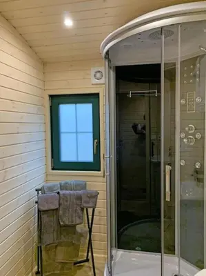 Salle de bains dans l'établissement La Roulotte du Moulin de Rebets