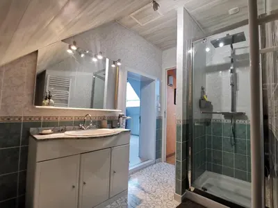 Salle de bains dans l'établissement Les Arches.