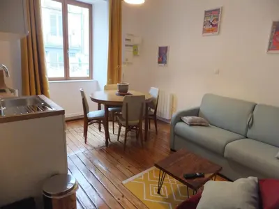 Coin salon dans l'établissement L'établissement TOIMOINOU, Hyper-centre, vue marché, proche mer 150m, lits faits à votre arrivée, serviettes de toilette, ménage, inclu, Netflix, accueil en personne