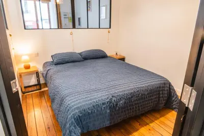 Un ou plusieurs lits dans un hébergement de l'établissement L'établissement TOIMOINOU, Hyper-centre, vue marché, proche mer 150m, lits faits à votre arrivée, serviettes de toilette, ménage, inclu, Netflix, accueil en personne