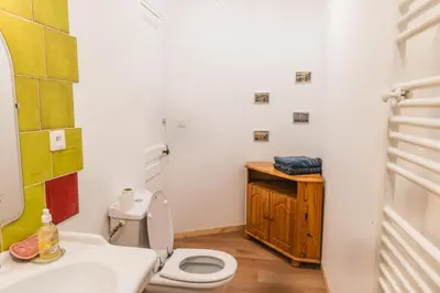 Salle de bains dans l'établissement L'établissement TOIMOINOU, Hyper-centre, vue marché, proche mer 150m, lits faits à votre arrivée, serviettes de toilette, ménage, inclu, Netflix, accueil en personne